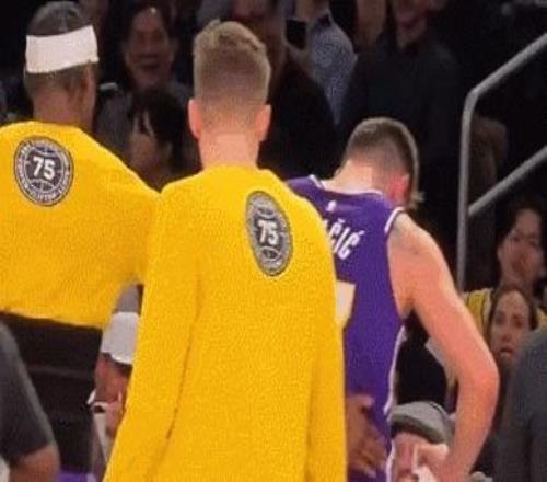 湖人官宣：东契奇左腿筋酸痛退赛离场时怒踢广告牌宣泄情绪