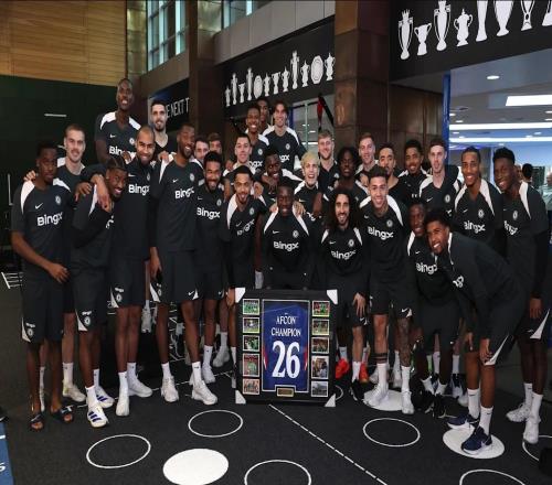 马马杜萨尔被召回后，切尔西球员共同祝贺他赢得非洲杯冠军