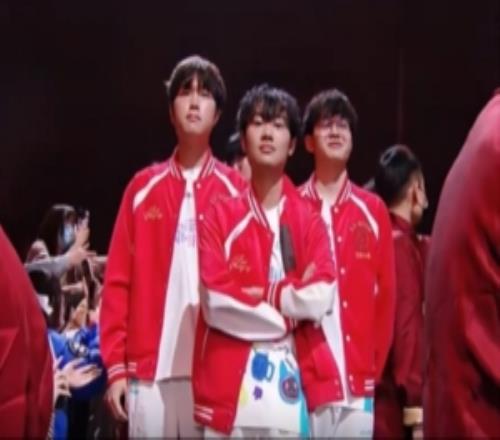 AL对阵BLG登场仪式：双方队员身披红色战袍为观众派发红包