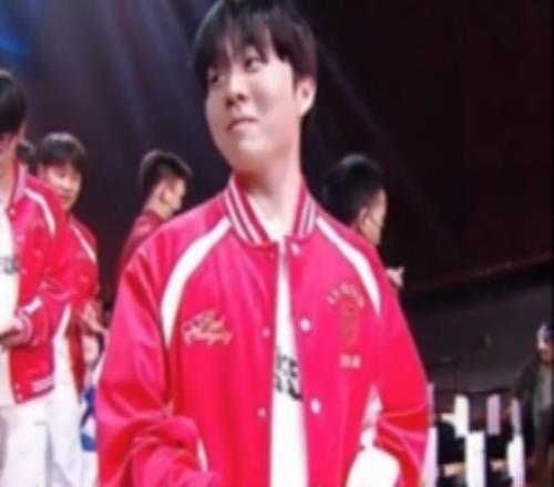 LPL赛事现场：电竞春晚选手现场发红包送祝福