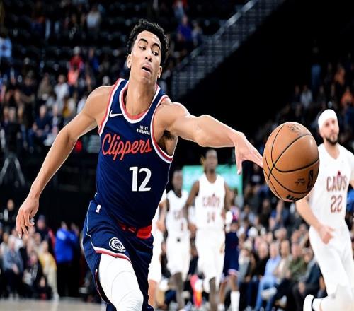 打了没几分钟直接被打爆了！快船后场新星的稳定性还是差了一些