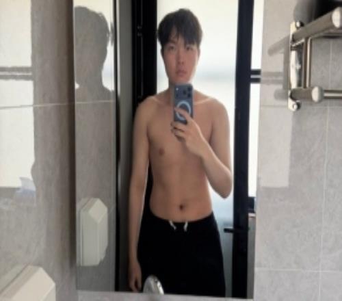 zzr看Bin哥晒照：打开微博懵了，lpl进入大腹肌时代了