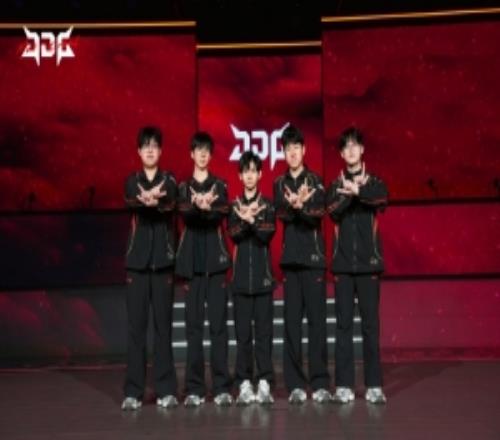 JDG分享第一赛段收官合照：我们年后淘汰赛继续加油！