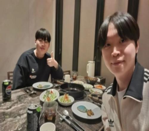 Bdd分享与Peter聚餐合照：尹洙成长了很多呢