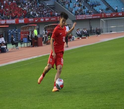 国足7比0狂胜！头号球星邝兆镭造3球，实力超同龄人，能踢中超吗