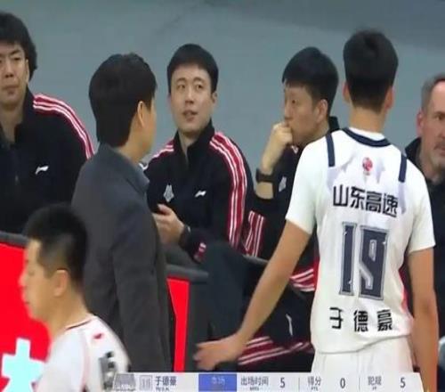 山东队29分惨败上海队的背后：所谓的一家人口号，就是一句空话