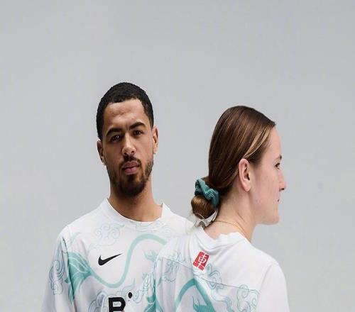 切尔西推出马年限定赛前热身服，灵感源自1905年首款主场球衣