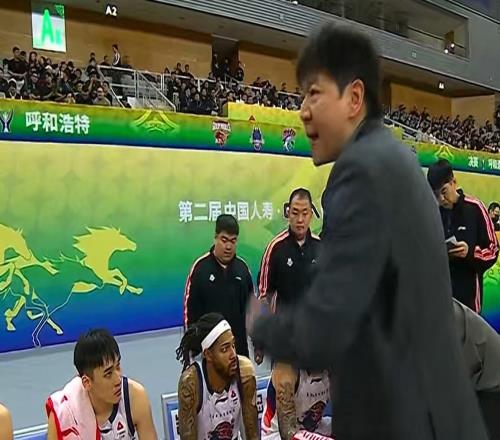 差距太明显！山东男篮惨败出局，邱彪发火了，外援真的没法比