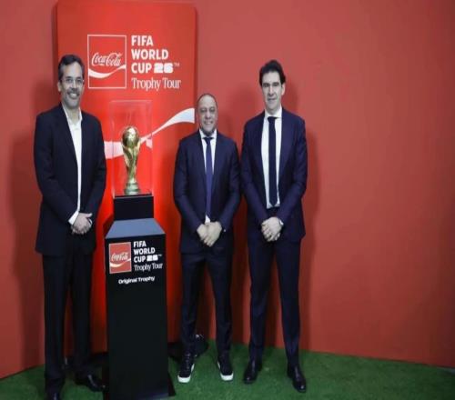 世界杯奖杯巡回展览来到伯纳乌，罗伯托卡洛斯出席仪式