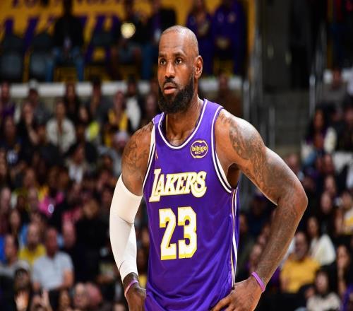 湖人真惨！裁判多次误判助力雷霆段冉都无奈詹皇22+10还被卡秃喷