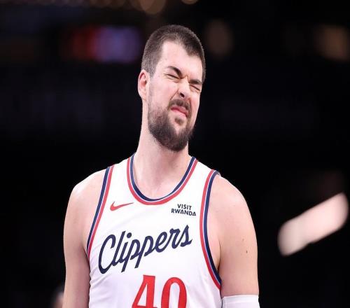 祖巴茨：在给孩子热奶瓶的时候接到了电话，意识到可能被交易