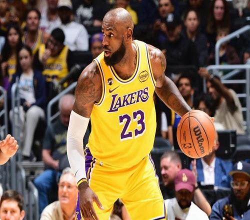 詹姆斯因伤缺席今日比赛，连续21年入选最佳阵容的纪录遭终结