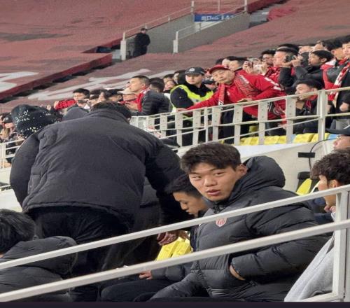 身穿蓉城羽绒服，贺一然现场观战成都蓉城vs武里南联