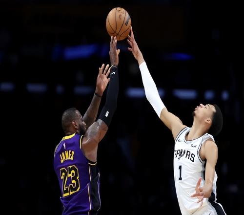 江山代有才人出8分钟砍25分：文班亚马“接棒”詹姆斯不远了