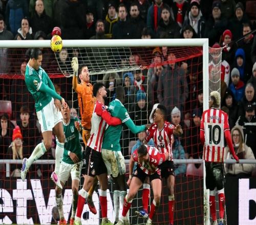 10！萨拉赫队史第一，范戴克一锤定音，利物浦重返胜利紧咬曼联