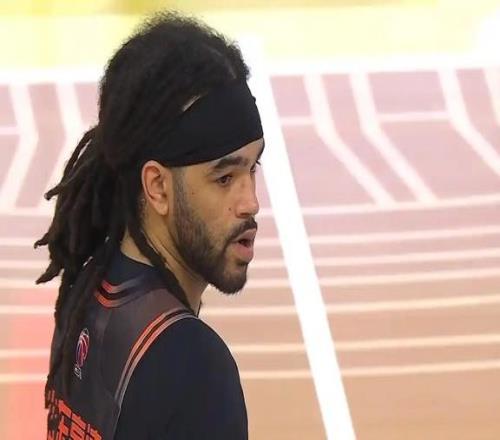 山东大胜广厦凸显两点：琼斯让克里斯感到危机，于德豪不能再用了