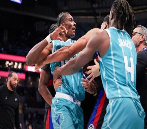 导火索，黄蜂队迪亚巴特指责杰伦杜伦“用手推我的脸”引冲突