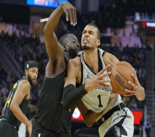 大逆转！马刺复仇残阵勇士，文班背靠背轰66分，格林空砍17+12