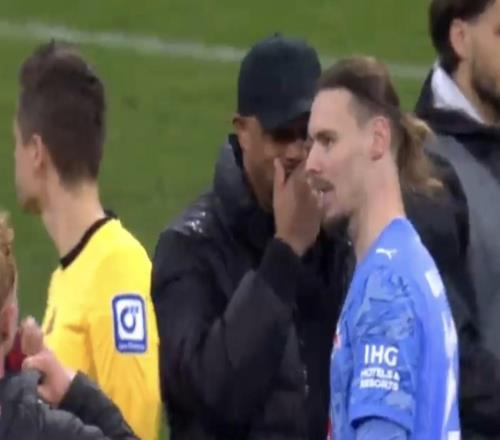 聊啥呢，孔帕尼赛后和莱比锡门将、同胞范德沃特窃窃私语