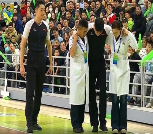 罕见！34号裁判跟腱拉伤被搀扶离场CBA杯季军赛只剩两位裁判