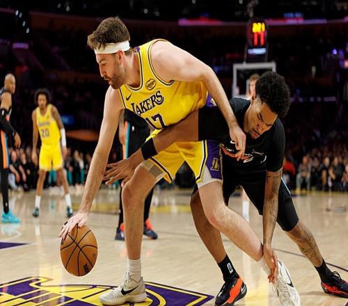 明明进攻能力相当出色，但湖人却并没有将最后一个名额留给他