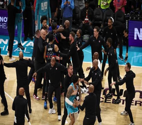 多人混战致禁赛！名不见经传的活塞队杜伦，凭什么入选全明星