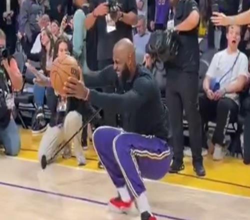 魔性，对独行侠赛前热身詹姆斯舞蹈后助攻海斯空接扣篮