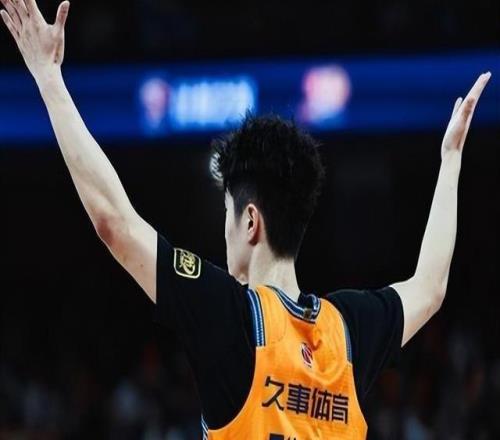 白边：随着偰李永炜愈发出色我出场时间更多了卢伟指导非常信任我