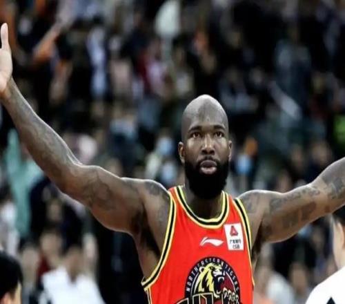 琼斯社媒发文！未收到好的报价，正在保持训练，承诺承担更多责任