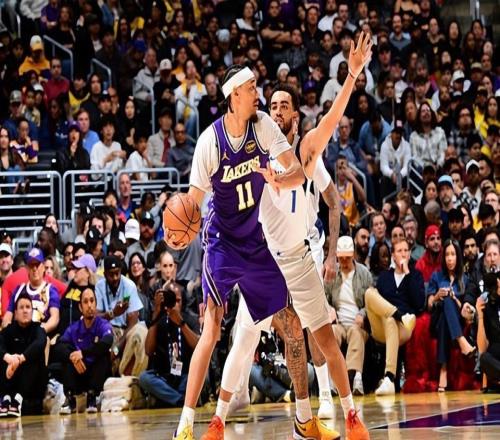 面对独行侠打出了攻守兼备的表现！湖人替补中锋的状态相当惊人