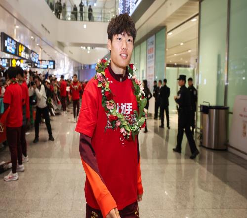 官方：U23国脚贺一然加盟成都蓉城