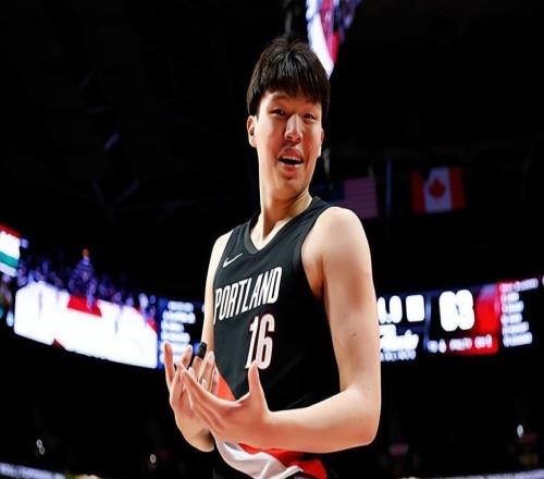 杨瀚森为什么迟迟无法在开拓者站稳脚跟，因为实在是太“慢”了