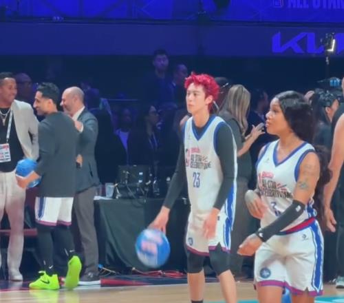 王鹤棣染一头红发亮相NBA名人赛，多次冲击篮下得手，全场9投5中，得到10分4篮板