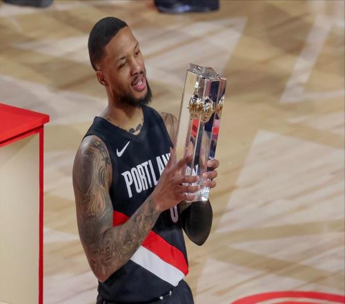 大伤未复出却夺魁，利指导4年3冠比肩大鸟，招牌戴表+经典凡尔赛