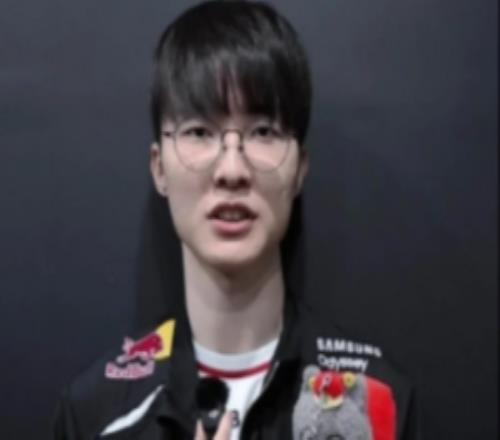 T1分享选手给中国粉丝拜早年：祝大家龙马精神