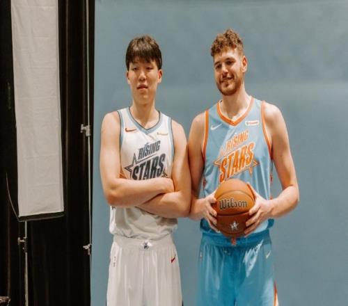 杨瀚森还在长高新秀赛玩嗨调侃想亲约基奇拓媒赞必能突破瓶颈