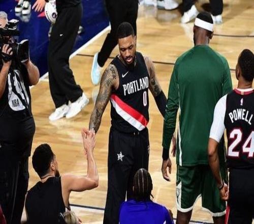 利拉德谈布克决赛表现：我一直在祈祷他投丢