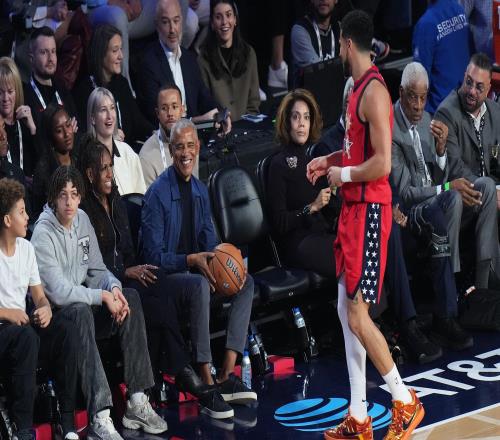 篮球铁粉！奥巴马现身全明星前排观赛