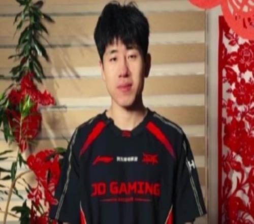 JDG分享GALA新年祝福：在一步步教程中认真做完了这枚扭扭棒铜钱