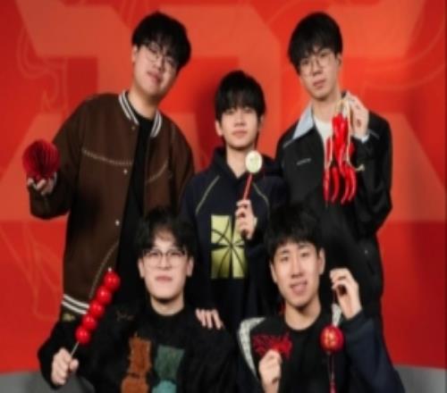 JDG分享队员新年合照并配文：马跃新程，同心公征