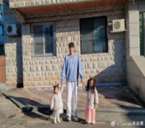 Tarzan新年祝福：得到很多的福，赚很多的钱，有很多的快乐