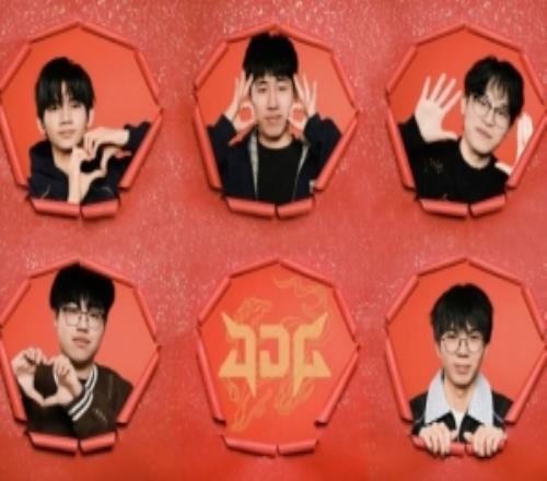 JDG分享动态：五小只一起给大家拜年祝大家新春快乐马上发财