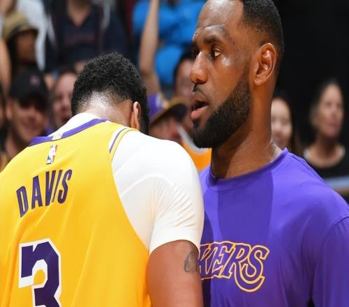 完全不给面子！詹皇过新年打脸高层，点名怀念浓眉，让东契奇难堪