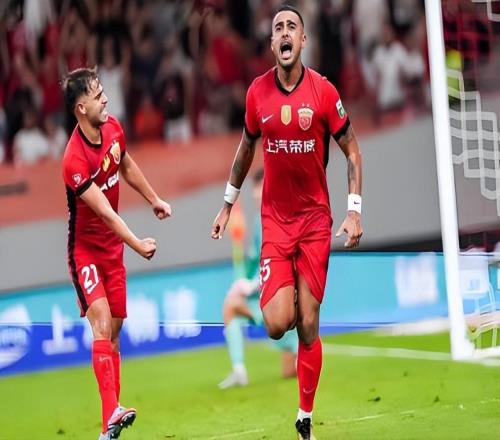 莱昂纳多刚亮相上港训练场，就收到一份惊喜大礼，获赞众望所归