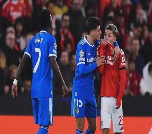 姆巴佩作证！维尼修斯遭“猴子”辱骂穆帅红牌，伯纳乌留悬念！