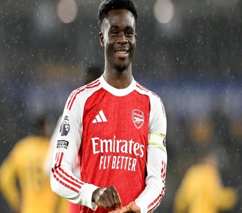 证实续约已经完成萨卡进球后做出签字的庆祝动作