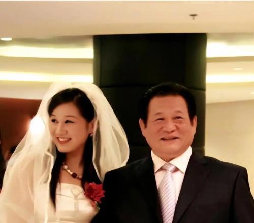 原来她是马文广女儿，嫁给杜锋生仨孩子，丈夫如今是广东篮协会长