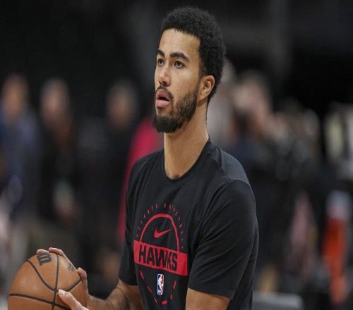 签约已达成,老鹰队签下了神射手卡莱布休斯顿,补强阵容