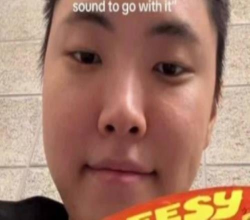 怼脸自拍！Chovy晒照片：拍一张你正在刷视频的样子配点音乐