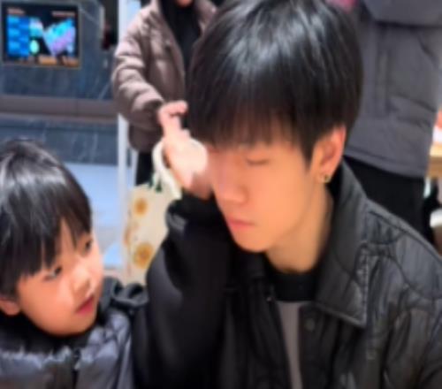 女子分享老公带娃视频震惊网友前RNG选手无心年纪30长相犹如小学生